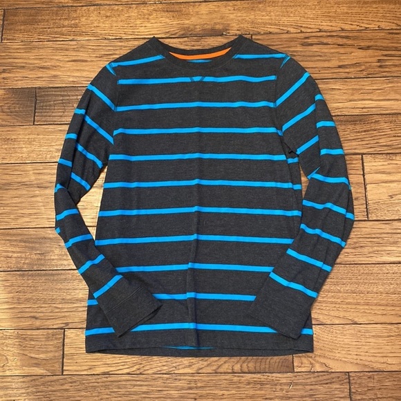 Lot is 3 1 long sleeve and 2 short sleeve t-shirts - Picture 2 of 7